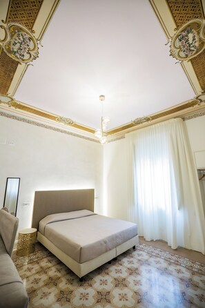 Caja de seguridad en la habitación y espacio para trabajar con laptop 