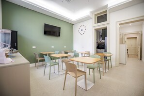 Café da manhã com buffet grátis todos os dias