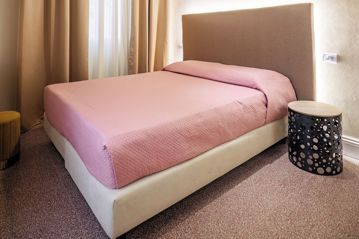 Deluxe Double or Twin Room | In-room safe, laptop workspace, blackout drapes, free WiFi