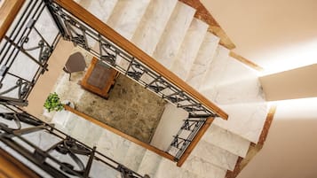 Perhestudiosviitti, merinäköala | Tallelokero huoneessa, kannettavalle tietokoneelle sopiva työtila