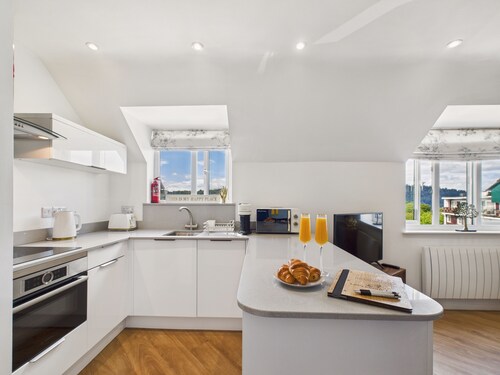 Central Bowness 2-bed Apt, Sleeps 4 With Parking