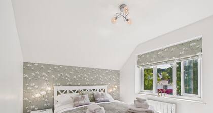2-bed Central Apartment-sleeps 4 & Private Parking