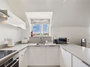 Réfrigérateur, four à micro-ondes, un four, surface de cuisson