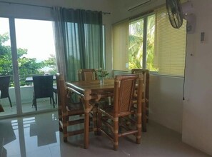 Room, 3 Bedrooms, Accessible, Smoking | Dining room