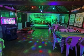 Room, 3 Bedrooms, Accessible, Smoking | Dining room