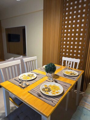 Chambre, 2 chambres, accessible aux personnes à mobilité réduite | Salle à manger