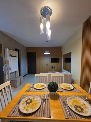 Room, 2 Bedrooms, Accessible | Dining room