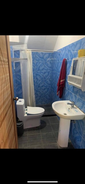 Ferienhaus, 2Â Schlafzimmer, Raucher, Balkon | Badezimmer