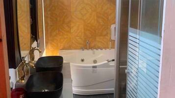 House, 2 Bedrooms, Smoking, Balcony | Bathroom