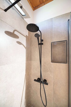 Douche, serviettes fournies