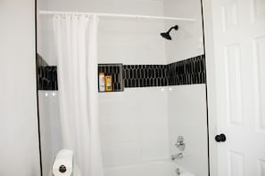 Haartrockner, Handtücher, Toilettenpapier