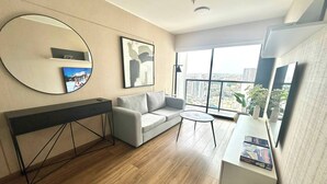 Leilighet, 1 soverom, tilgjengelighetstilpasset, privat basseng | Oppholdsrom | Bøker