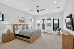 5 bedrooms, desk, iron/ironing board, travel crib