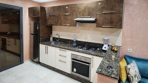 Eine moderne Küche mit einem Gasherd, Backofen und Kühlschrank.