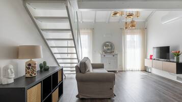 Apartment, Balkon | Wohnbereich | 30-Zoll-Fernseher mit Satellitenempfang