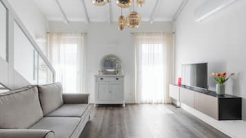 Apartemen, balkon | Area keluarga | Televisi 30-inci dengan saluran TV satelit