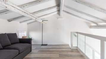 Apartment, Balkon | Wohnzimmer | 30-Zoll-Fernseher mit Satellitenempfang