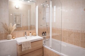 Hair dryer, towels, shampoo, toilet paper