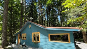 Exterior - Riverside restored historic cabin with Wifi (Mount Hood Village)