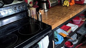 Private kitchen - Riverside restored historic cabin with Wifi (Mount Hood Village)