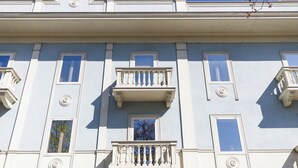 Un edificio con diverse finestre e balconi.