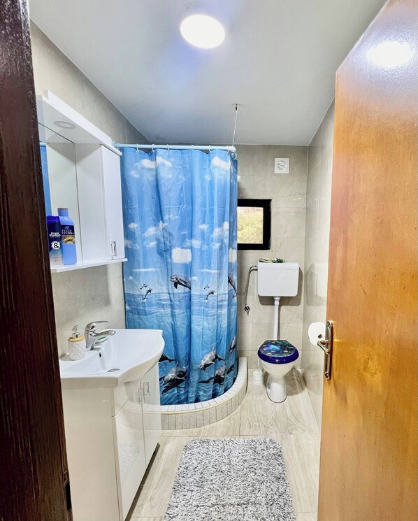 Apartment, Multiple Bedrooms, Smoking, Balcony | Kemudahan bilik mandi