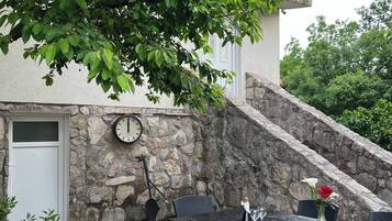 Căn hộ, nhiều phòng ngủ, hút thuốc, ban công | Hiên