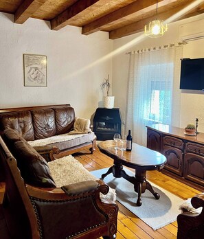 Apartment, 1 Bedroom, Smoking, Balcony | Living room