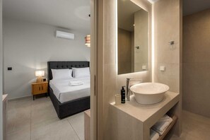 Regadera, secadora de cabello, toallas, papel de baño 