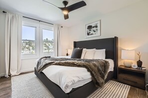 Apartment, 2 Schlafzimmer | 2 Schlafzimmer, laptopgeeigneter Arbeitsplatz, Bügeleisen/Bügelbrett