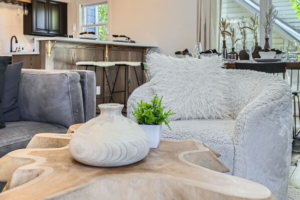 コンドミニアム 2 ベッドルーム | リビング エリア | スマートテレビ