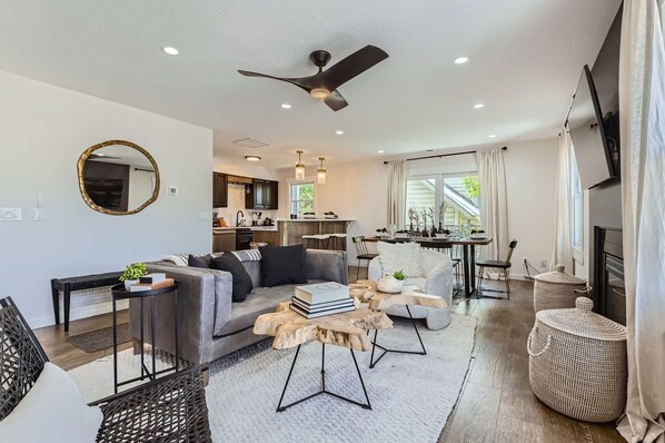 Apartment, 2 Schlafzimmer | Wohnbereich | Smart-TV