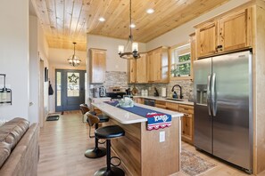 Cabin, 4 Bedrooms | Private kitchen | Fridge, oven, coffee/tea maker, toaster