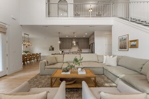 Stadtwohnung, 5 Schlafzimmer | Wohnbereich | Smart-TV