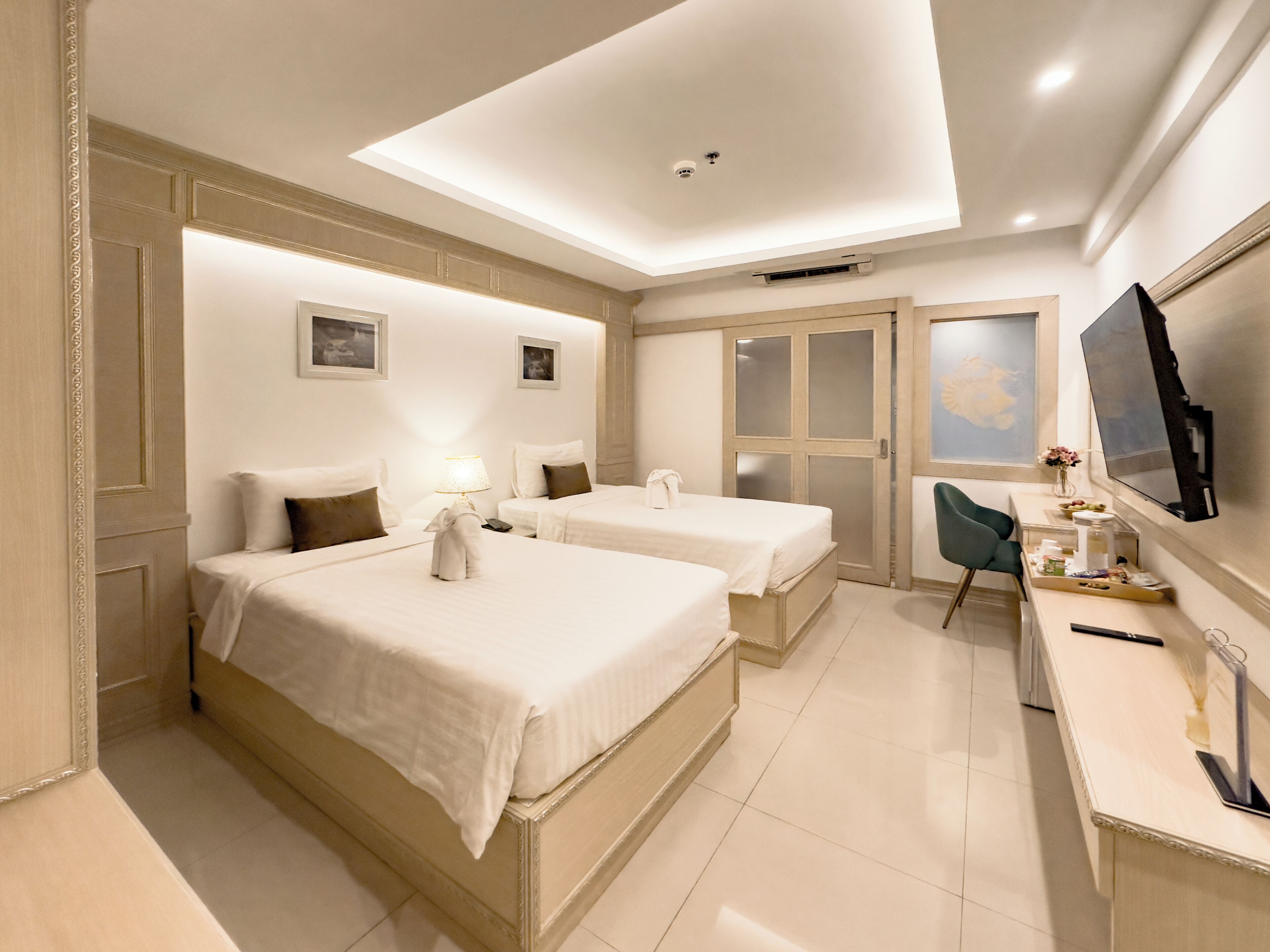 Habitación superior con 2 camas individuales | Caja de seguridad en la habitación y escritorio 