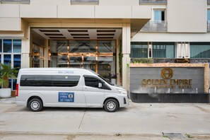 Front of property - Golden Empire Suvarnabhumi Hotel (Bang Phli)