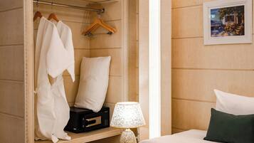 Superior tweepersoonskamer | Een kluis op de kamer, een bureau, een strijkplank/strijkijzer