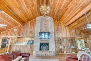 TV connectée, cheminée, livres