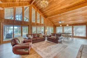 TV connectée, cheminée, livres