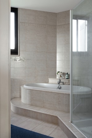 Regadera, amenidades de baño ecológicas, secadora de cabello, toallas 