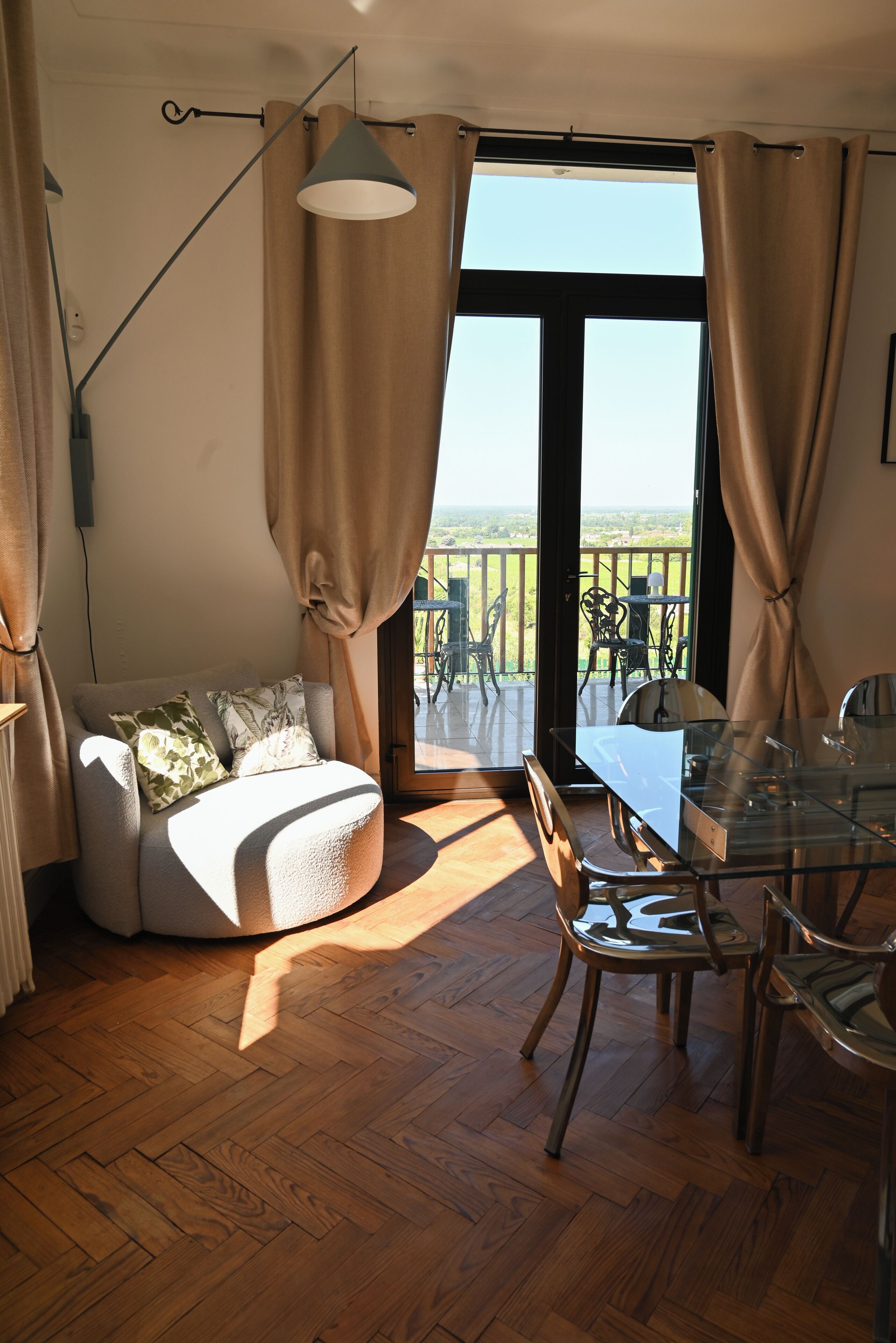 Smart TV, chimenea, tenis de mesa y libros 