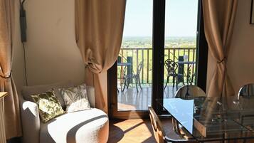 TV connectée, cheminée, table de tennis de table, livres