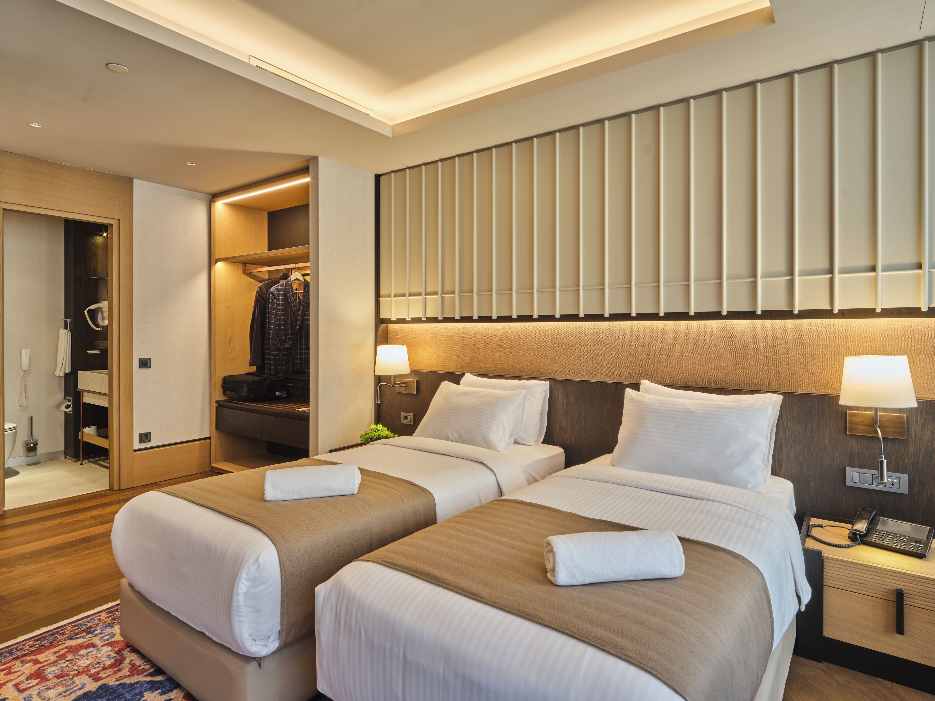 خزنة داخل الغرفة ومكتب ومساحة عمل للكمبيوتر المحمول ومكواة/لوح كي