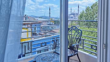 Chambre Double Standard, balcon, vue ville | Coffres-forts dans les chambres, bureau