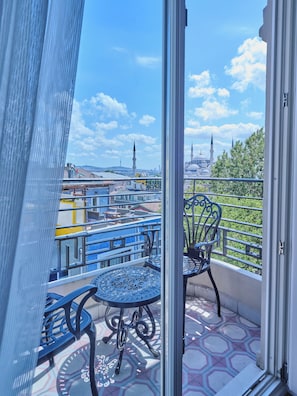 Standaard tweepersoonskamer, balkon, uitzicht op stad | Een kluis op de kamer, een bureau, een laptopwerkplek