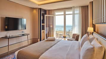 Premium Double Room, Balcony, Sea View | Peti besi dalam bilik, meja, ruang kerja komputer riba