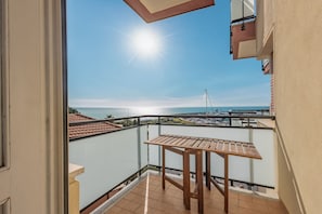 Appartement, 1 grand lit et 1 canapé-lit, vue mer | Balcon