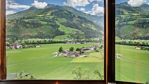 A view of a mountainous landscape with houses and fields. - Chalet 'Glosaleite Zillertal' with Mountain View, Private Terrace and Wi-Fi (Zellberg)