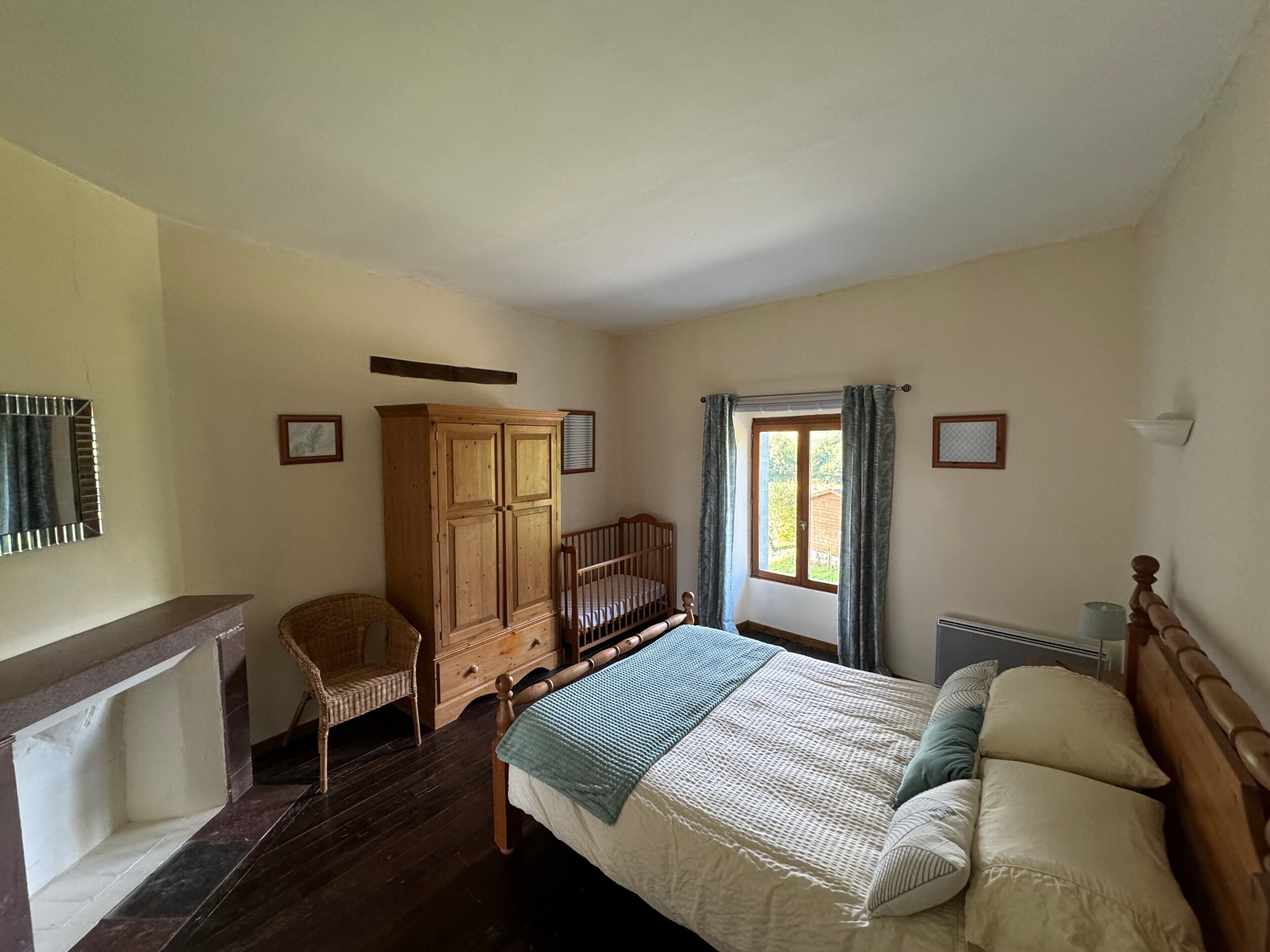 4 slaapkamers, een strijkplank/strijkijzer, wifi, beddengoed