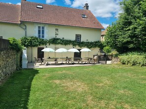 Outdoor dining - Country House 'Meadow View - Grande Gîtes' with Private Pool, Private Terrace and Wi-Fi (Janaillat)